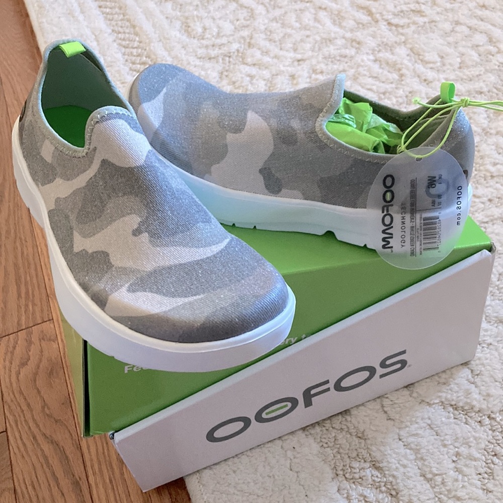 NWT Oofos Eezee low women’s slip on shoes